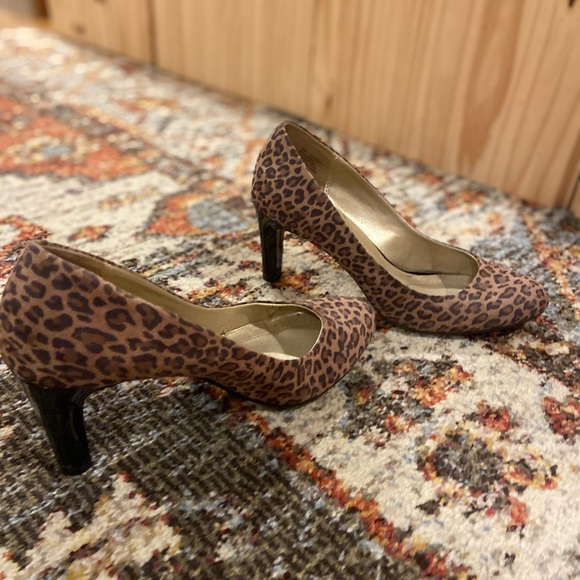 COMFORTABLE Leopard Print Heels by Bandolino size 8 - Picture 2 of 5